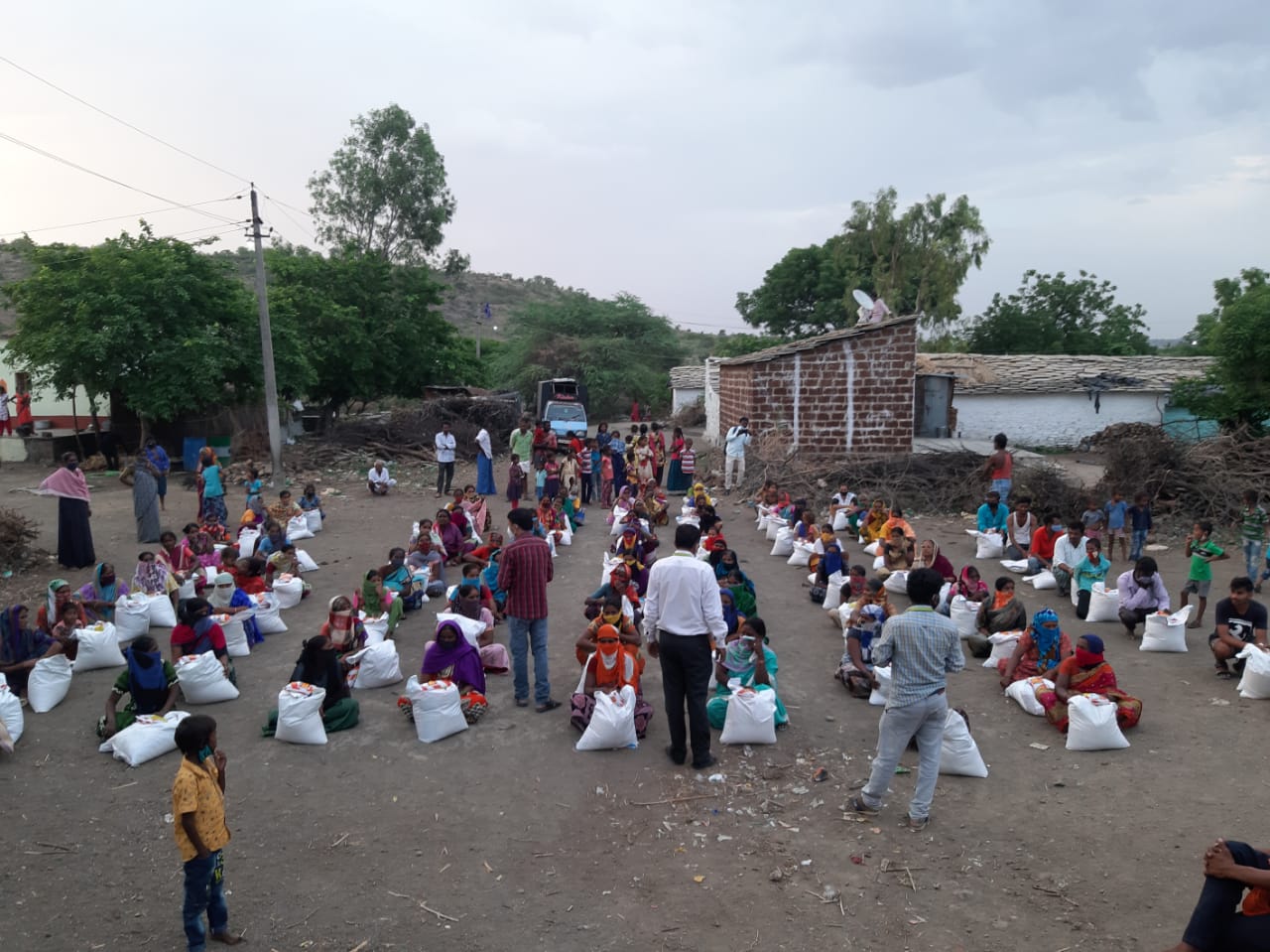 https://1ngo.sgp1.digitaloceanspaces.com/media/mdct/1NGO-00258-Margadarshi Charitable Trust, Kalaburgi-Activities-Food kit distribution.jpg